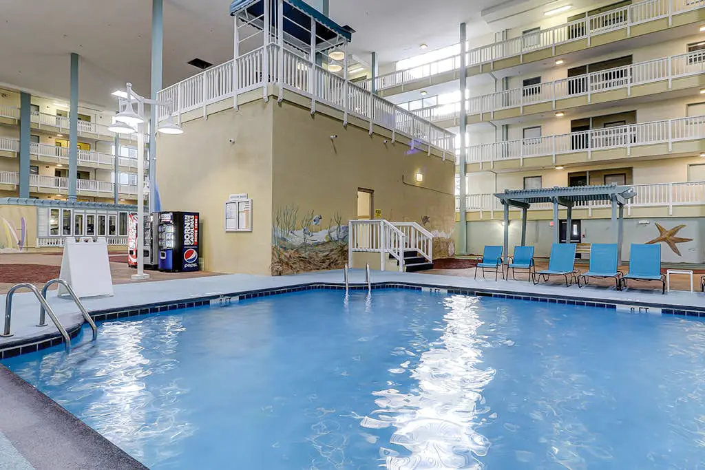 Cozy condo with pools, hot tub, tennis, gym & beach access