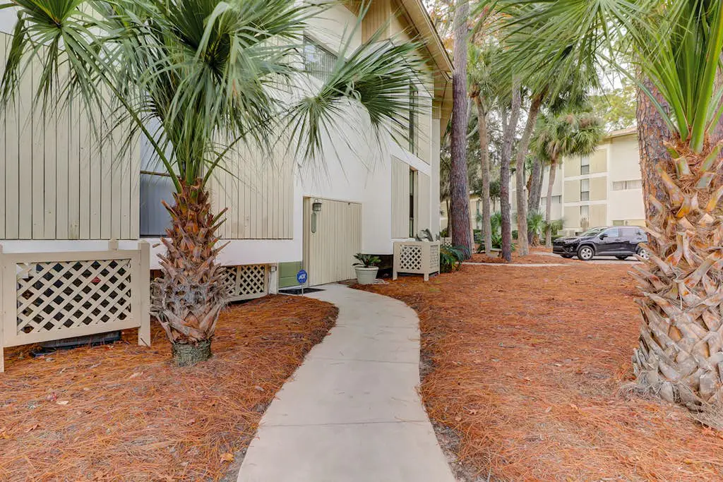 Renovated lagoon view villa with balcony, WiFi, shared pools, & beach access