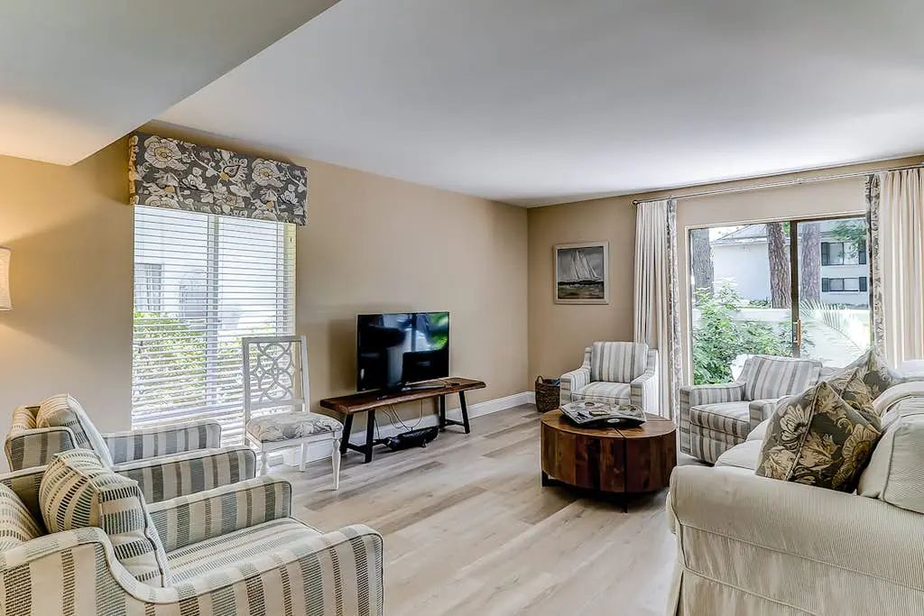 Two-story end condo with private patio, grill, pool, & tennis