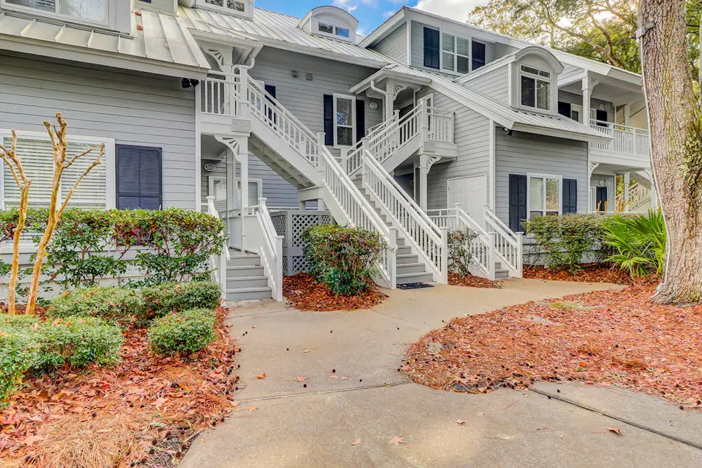 Renovated Island Escape W/ Shared Pools, Easy Beach Access, Fast WiFi & Patio