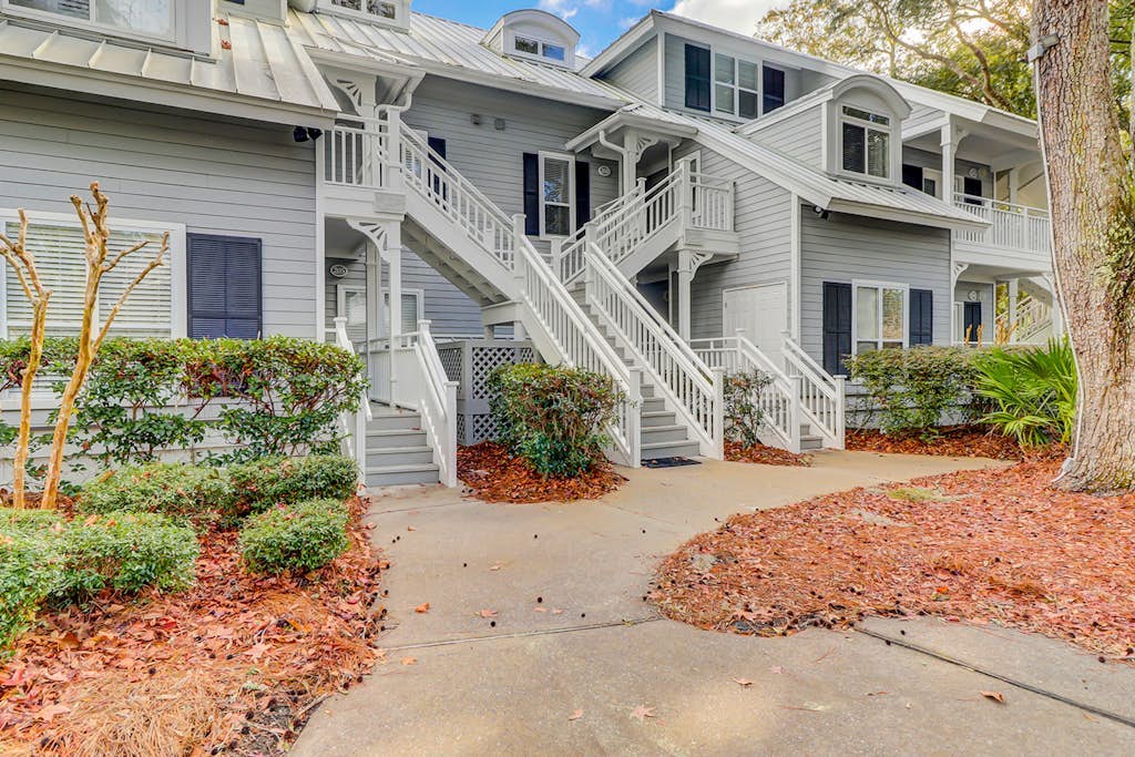 Renovated Island Escape with Shared Pools, Easy Beach Access, Fast WiFi & Patio