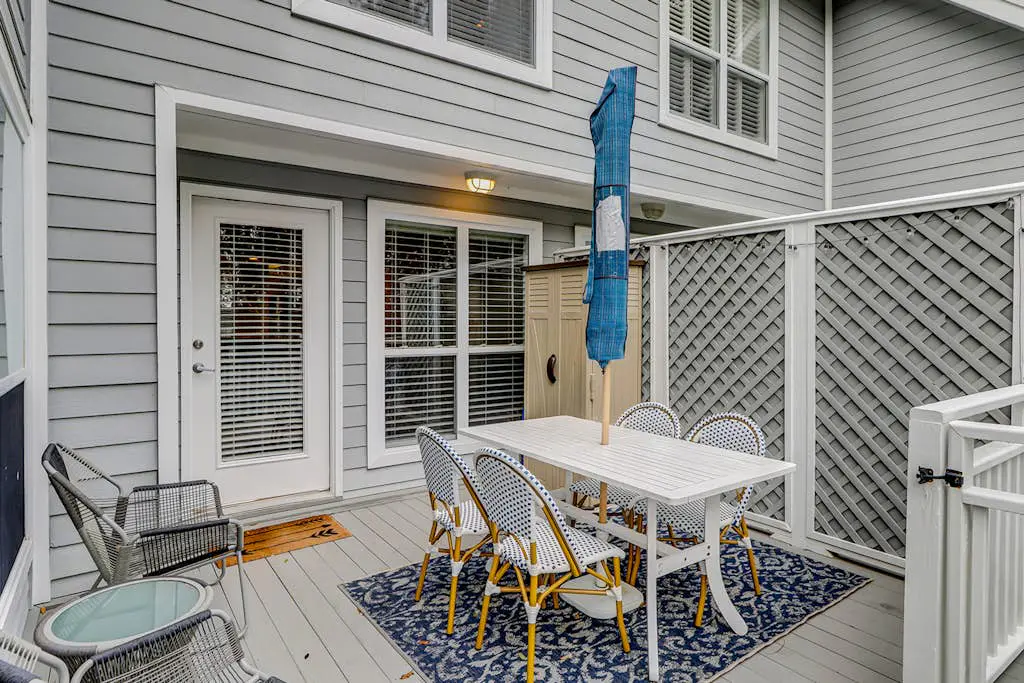 Renovated Island Escape with Shared Pools, Easy Beach Access, Fast WiFi & Patio