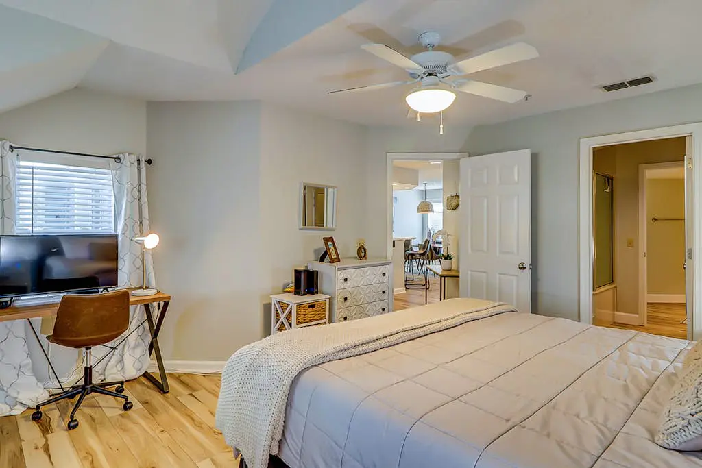 Renovated Island Escape with Shared Pools, Easy Beach Access, Fast WiFi & Patio