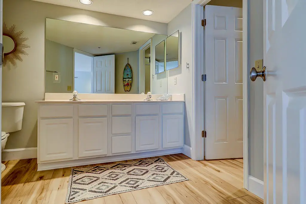 Renovated Island Escape with Shared Pools, Easy Beach Access, Fast WiFi & Patio