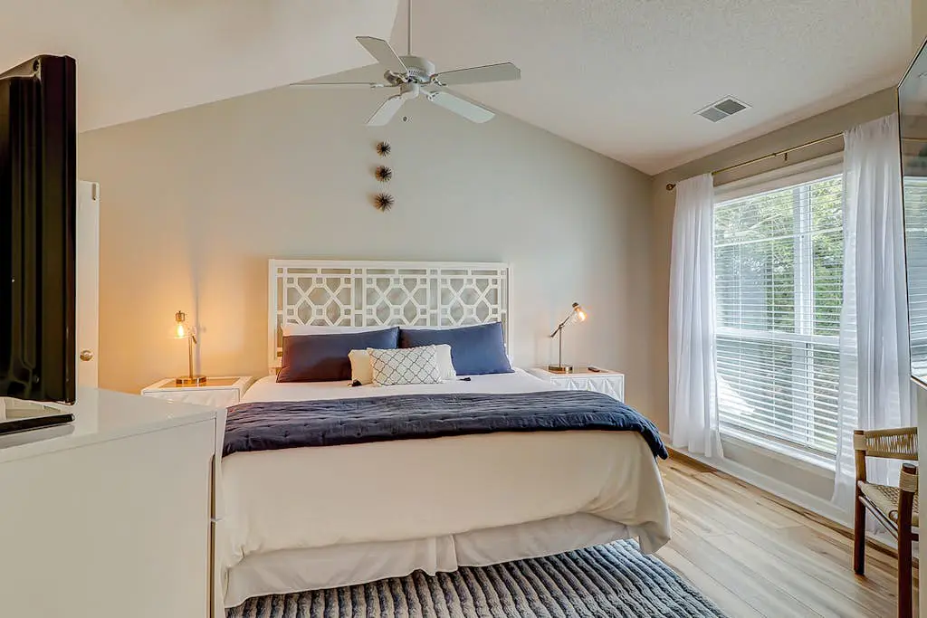 Renovated Island Escape with Shared Pools, Easy Beach Access, Fast WiFi & Patio