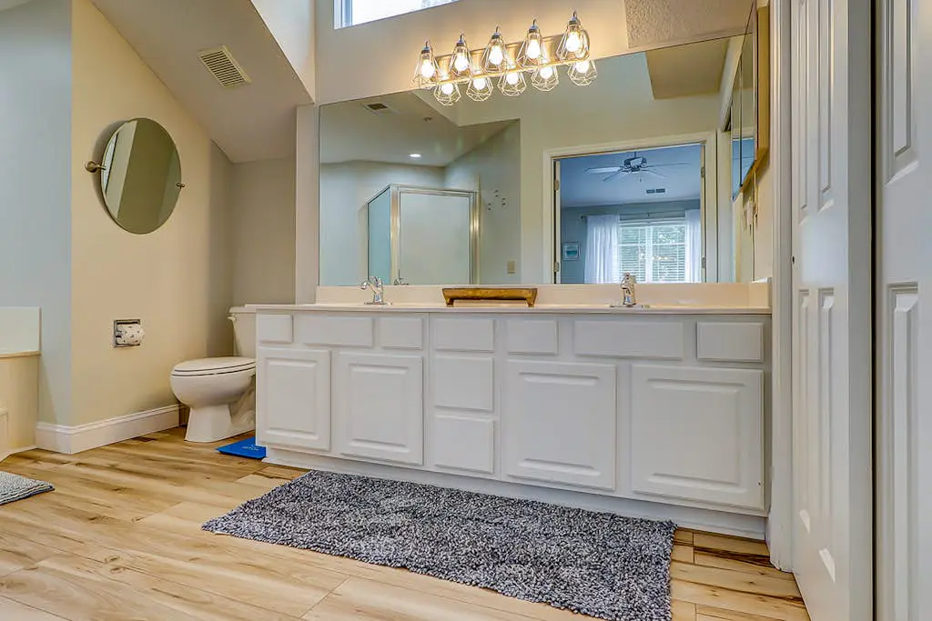 Renovated Island Escape with Shared Pools, Easy Beach Access, Fast WiFi & Patio