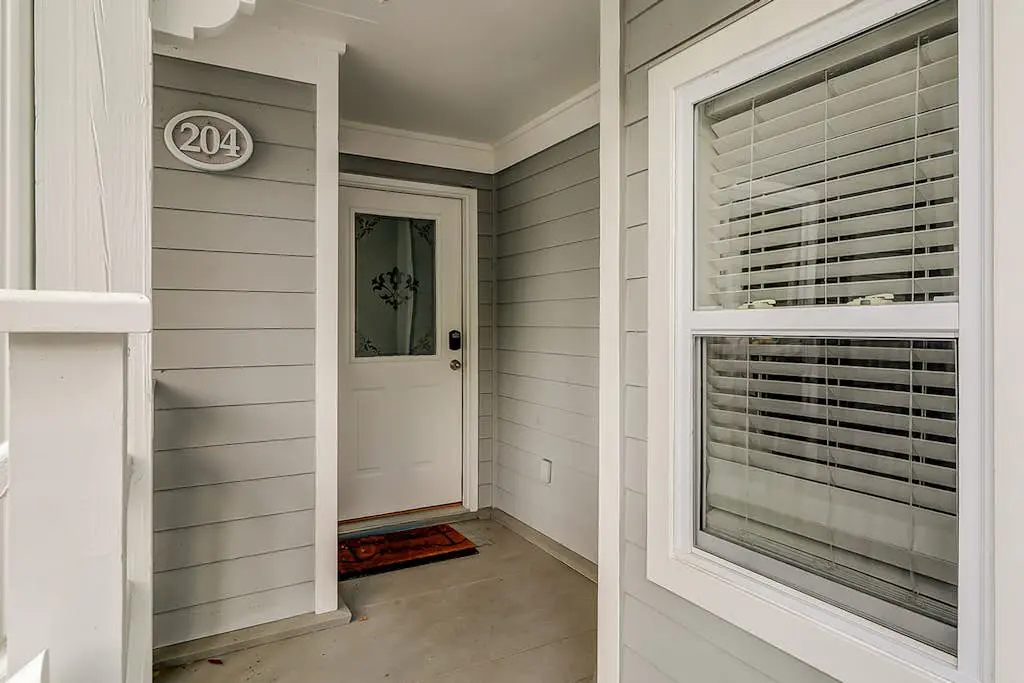 Renovated Island Escape with Shared Pools, Easy Beach Access, Fast WiFi & Patio