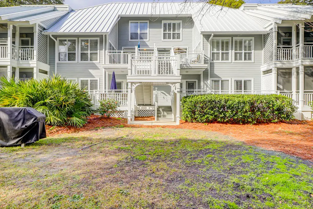 Renovated Island Escape with Shared Pools, Easy Beach Access, Fast WiFi & Patio