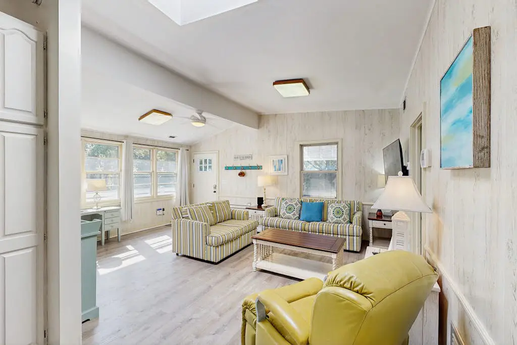 Dog & Snowbird-Friendly Gem - AC, WiFi & Boat Parking, Walk to Folly Field Beach