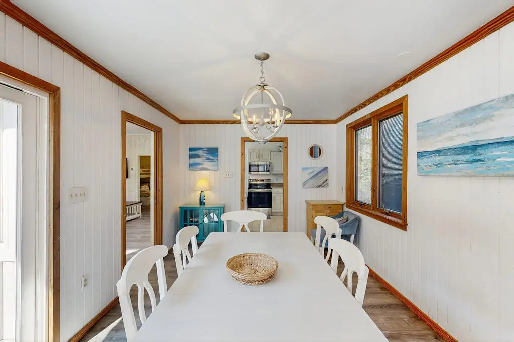 Dog & Snowbird-Friendly Gem - AC, WiFi & Boat Parking, Walk to Folly Field Beach