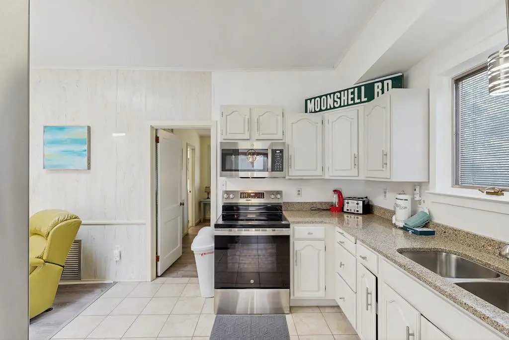Dog & Snowbird-Friendly Gem - AC, WiFi & Boat Parking, Walk to Folly Field Beach