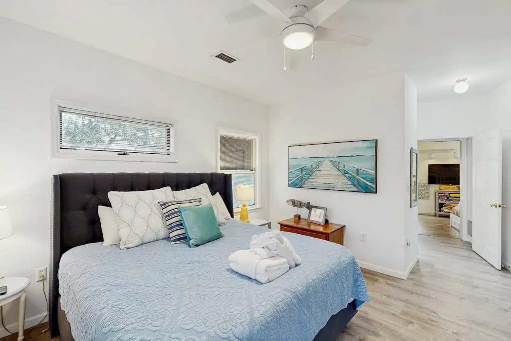 Dog & Snowbird-Friendly Gem - AC, WiFi & Boat Parking, Walk to Folly Field Beach