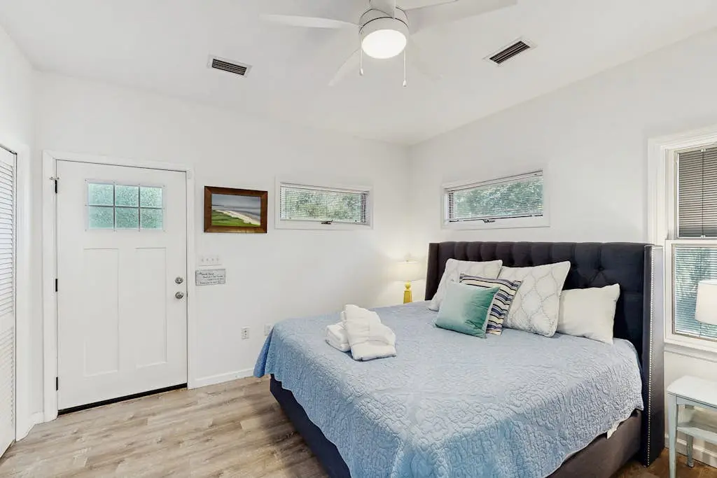 Dog & Snowbird-Friendly Gem - AC, WiFi & Boat Parking, Walk to Folly Field Beach