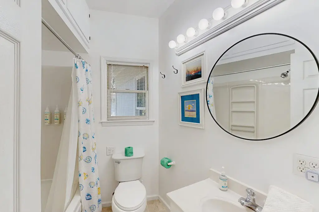 Dog & Snowbird-Friendly Gem - AC, WiFi & Boat Parking, Walk to Folly Field Beach