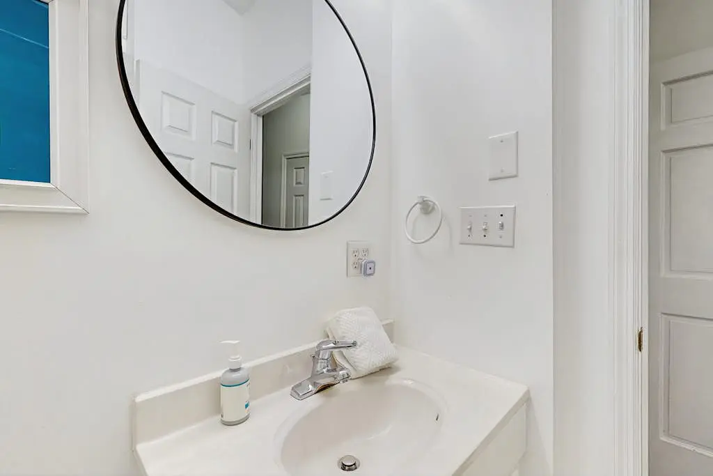 Dog & Snowbird-Friendly Gem - AC, WiFi & Boat Parking, Walk to Folly Field Beach