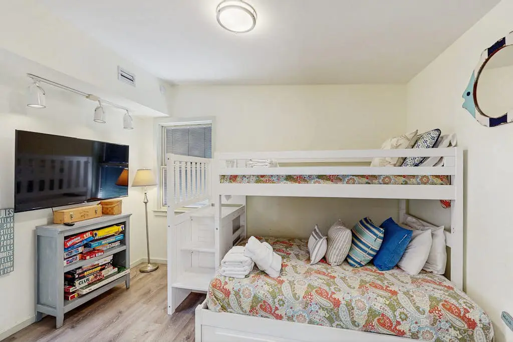 Dog & Snowbird-Friendly Gem - AC, WiFi & Boat Parking, Walk to Folly Field Beach