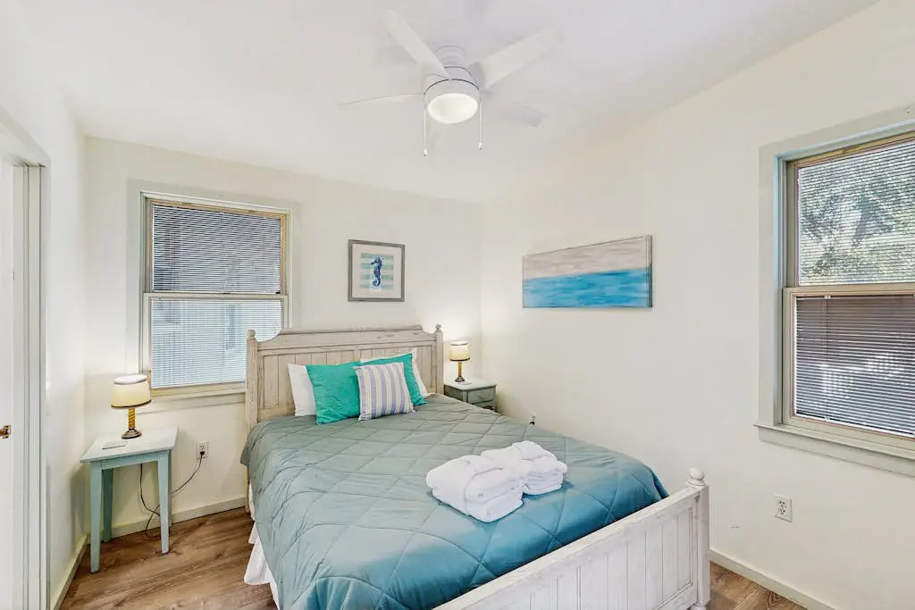 Dog & Snowbird-Friendly Gem - AC, WiFi & Boat Parking, Walk to Folly Field Beach