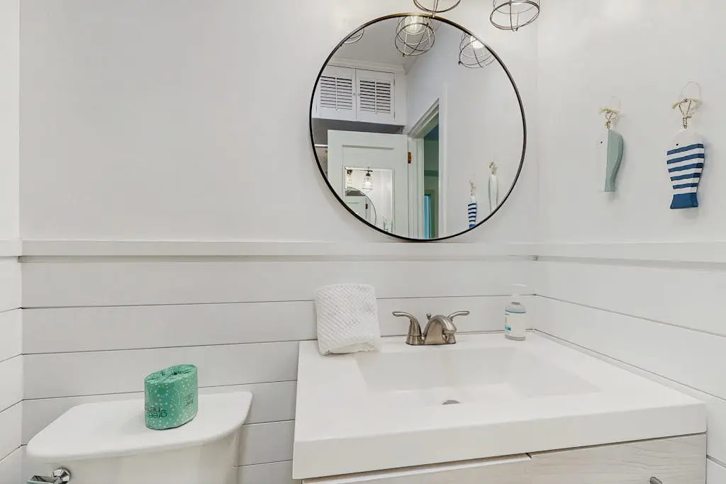 Dog & Snowbird-Friendly Gem - AC, WiFi & Boat Parking, Walk to Folly Field Beach