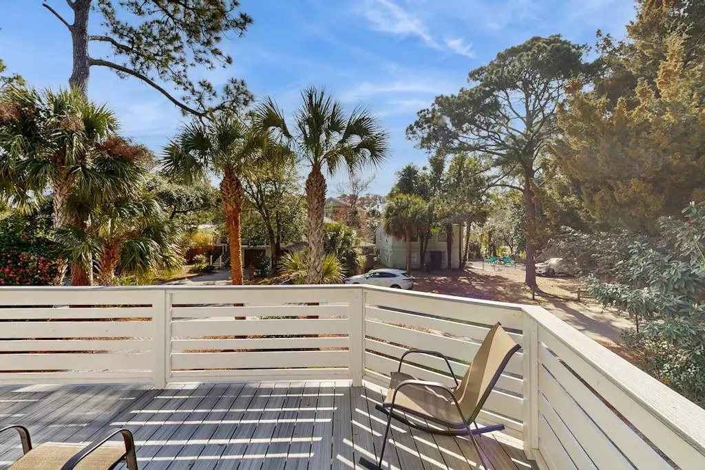 Dog & Snowbird-Friendly Gem - AC, WiFi & Boat Parking, Walk to Folly Field Beach