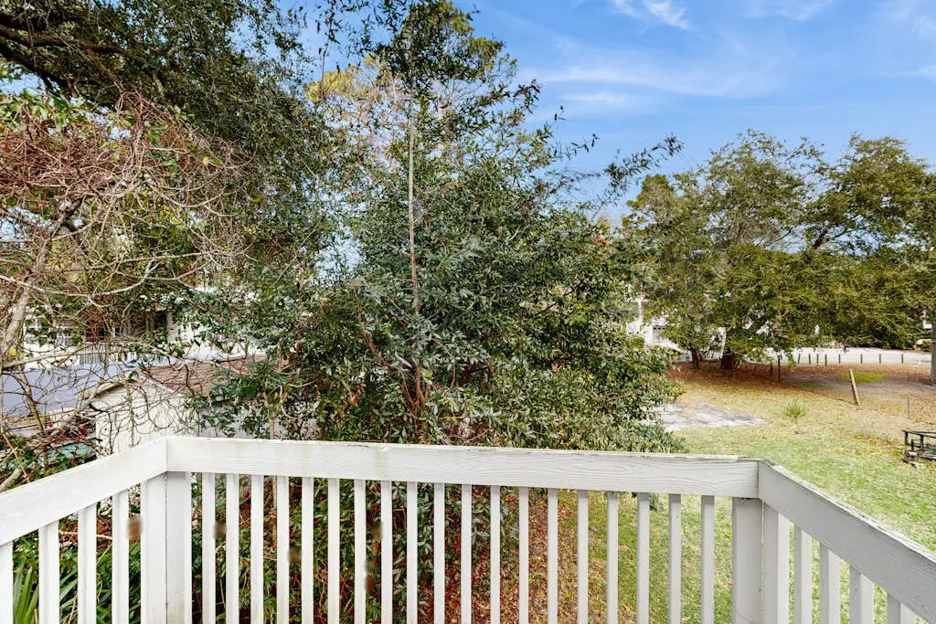 Dog & Snowbird-Friendly Gem - AC, WiFi & Boat Parking, Walk to Folly Field Beach