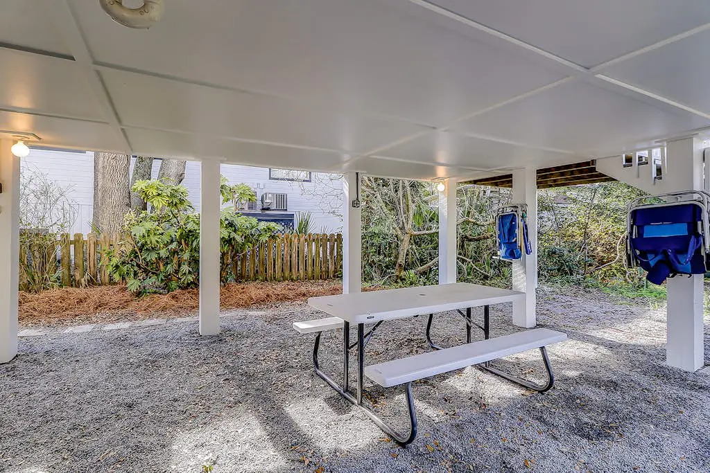 Dog & Snowbird-Friendly Gem - AC, WiFi & Boat Parking, Walk to Folly Field Beach