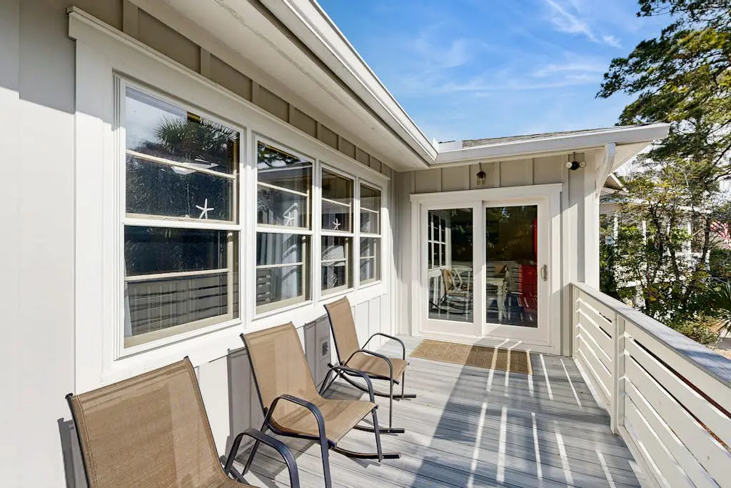 Dog & Snowbird-Friendly Gem - AC, WiFi & Boat Parking, Walk to Folly Field Beach