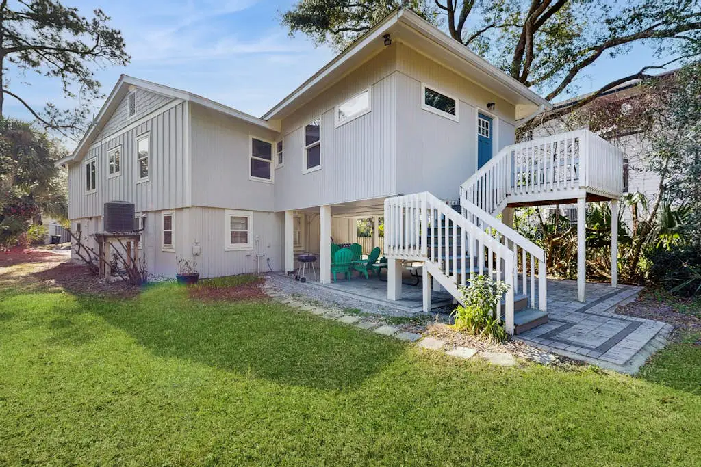 Dog & Snowbird-Friendly Gem - AC, WiFi & Boat Parking, Walk to Folly Field Beach