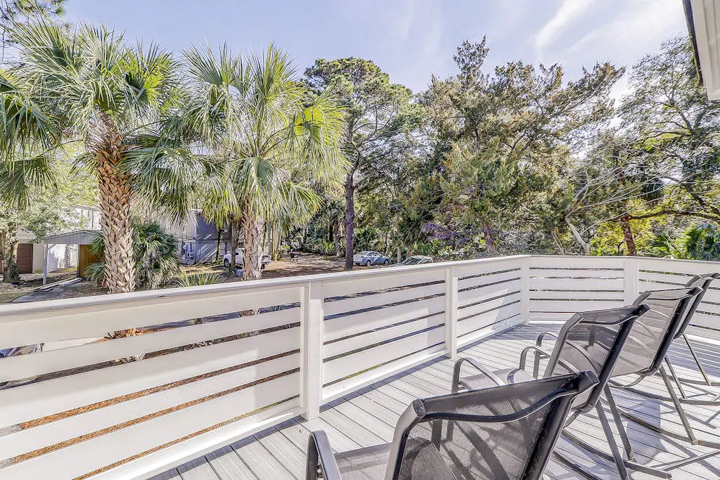 Dog & Snowbird-Friendly Gem - AC, WiFi & Boat Parking, Walk to Folly Field Beach