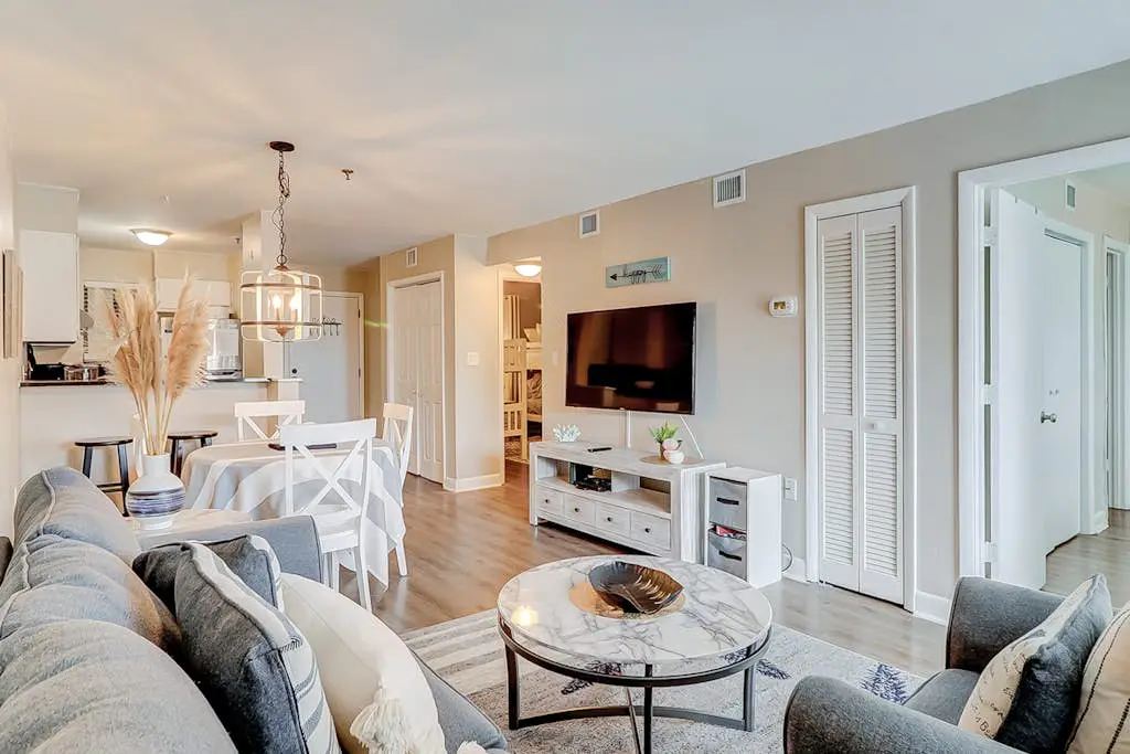 Charming condo with shared pools and hot tub, high-speed WiFi, and central AC