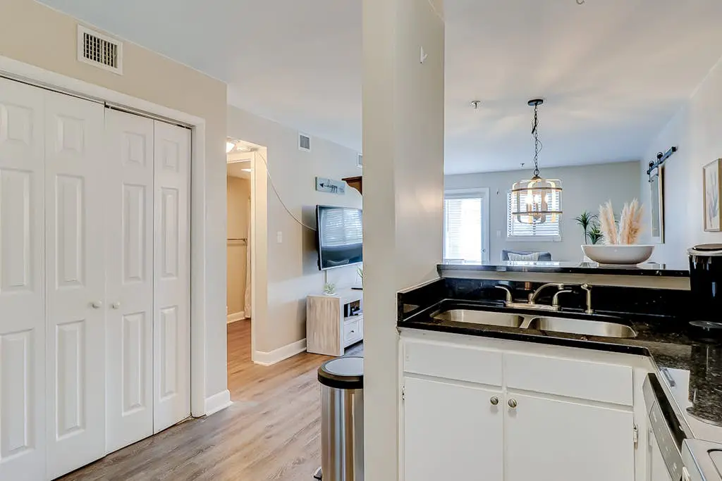 Charming condo with shared pools and hot tub, high-speed WiFi, and central AC