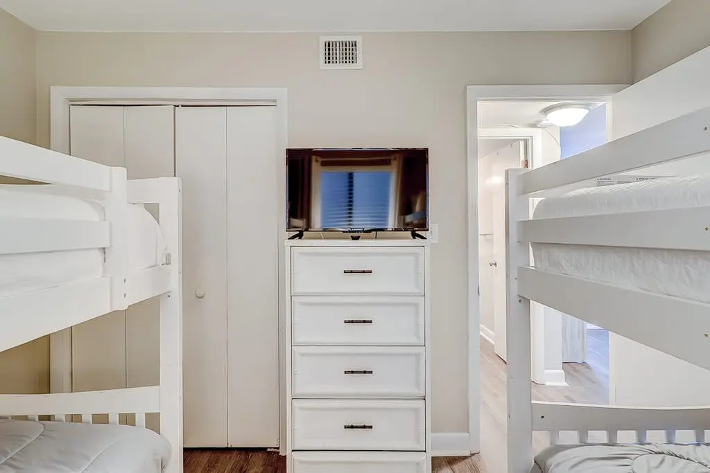 Charming condo with shared pools and hot tub, high-speed WiFi, and central AC