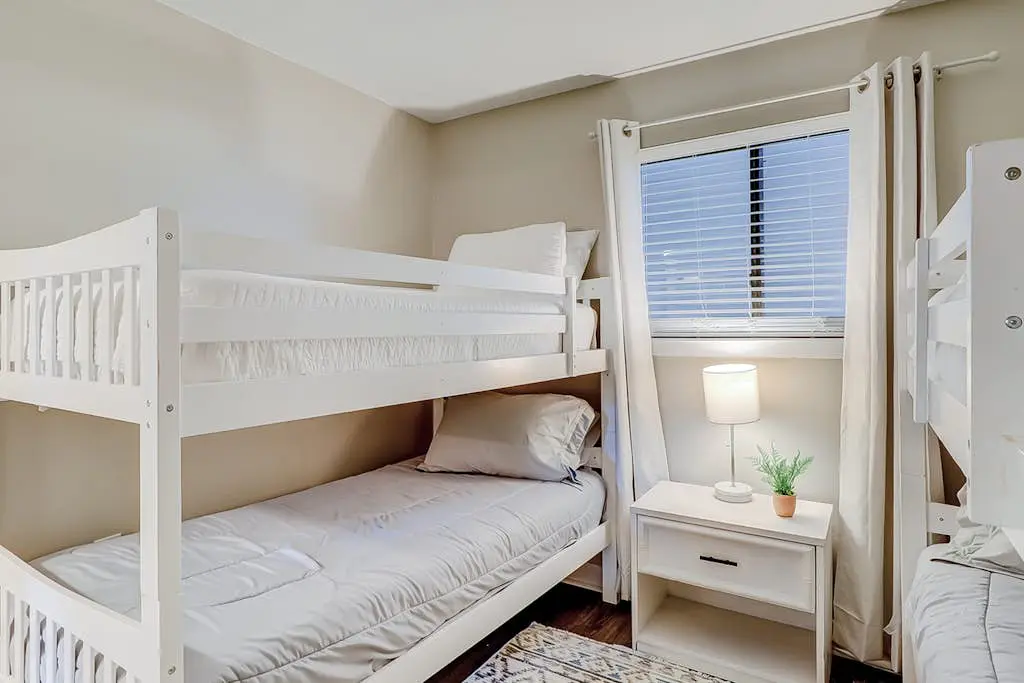 Charming condo with shared pools and hot tub, high-speed WiFi, and central AC