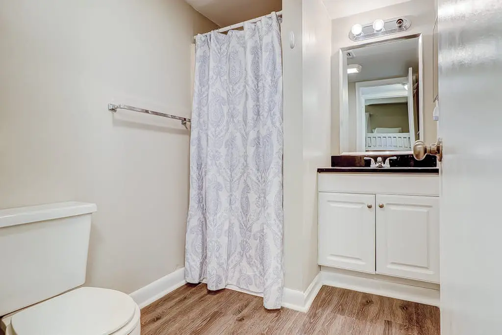 Charming condo with shared pools and hot tub, high-speed WiFi, and central AC