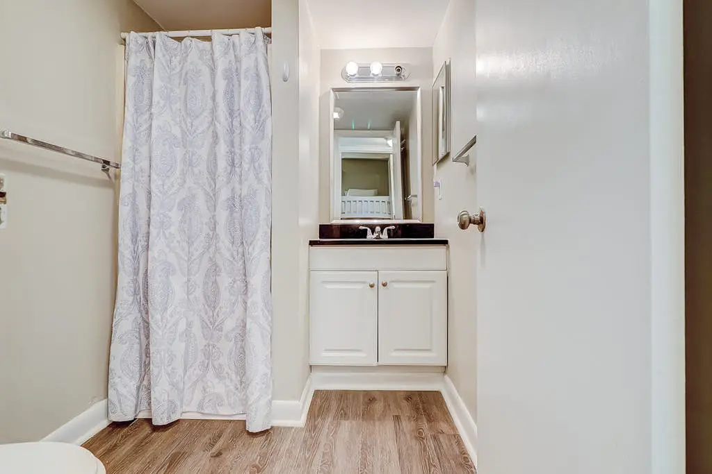 Charming condo with shared pools and hot tub, high-speed WiFi, and central AC