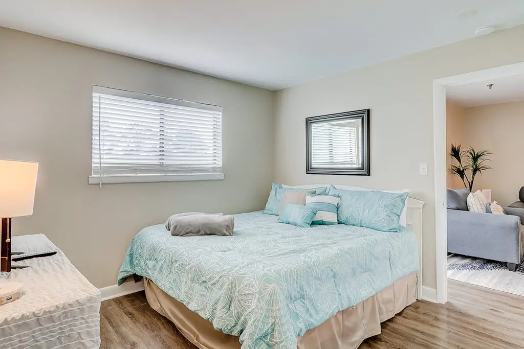 Charming condo with shared pools and hot tub, high-speed WiFi, and central AC
