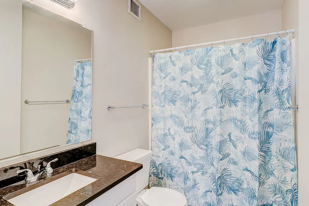 Charming condo with shared pools and hot tub, high-speed WiFi, and central AC