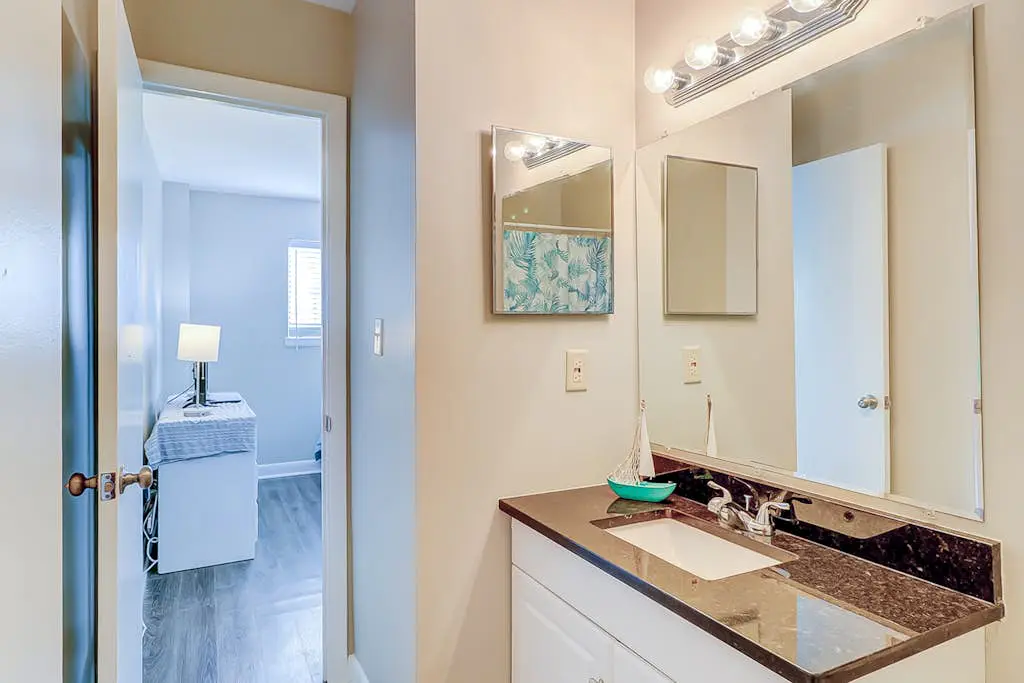 Charming condo with shared pools and hot tub, high-speed WiFi, and central AC