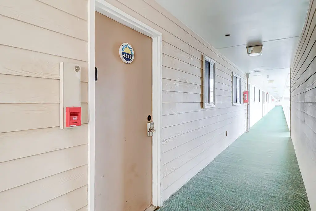 Charming condo with shared pools and hot tub, high-speed WiFi, and central AC