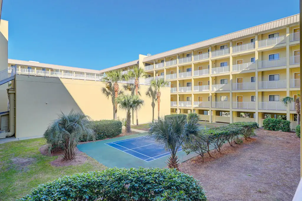 Charming condo with shared pools and hot tub, high-speed WiFi, and central AC