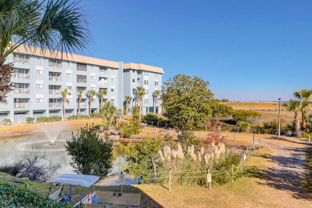 Charming condo with shared pools and hot tub, high-speed WiFi, and central AC