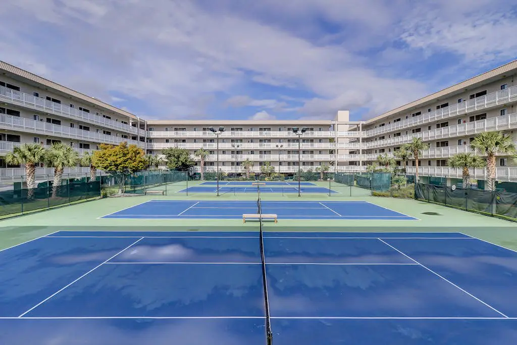Charming condo with shared pools and hot tub, high-speed WiFi, and central AC
