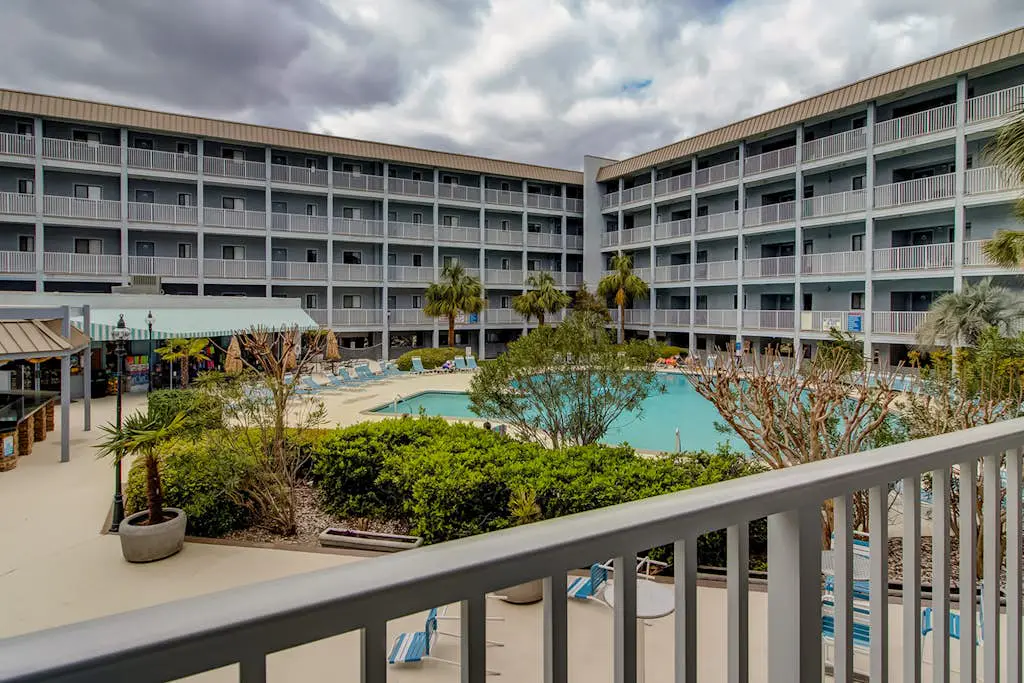 Charming condo with shared pools and hot tub, high-speed WiFi, and central AC