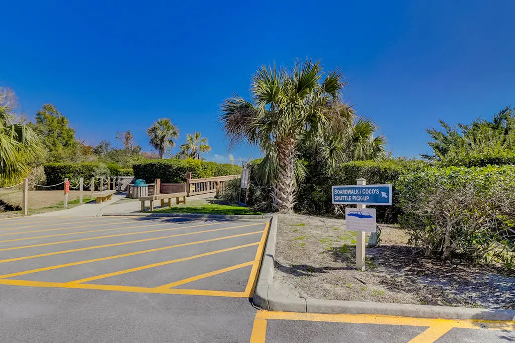 Charming condo with shared pools and hot tub, high-speed WiFi, and central AC