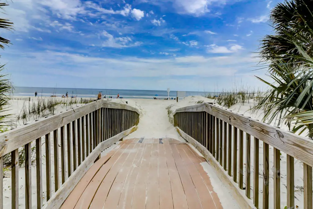 Charming condo with shared pools and hot tub, high-speed WiFi, and central AC