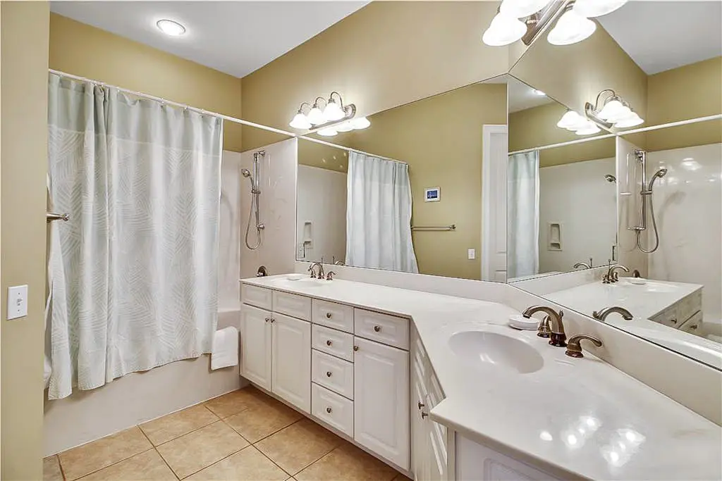 Dog-friendly home with private pool, WiFi, W/D & central AC - snowbird-friendly