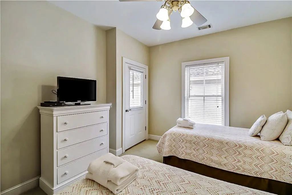 Dog-friendly home with private pool, WiFi, W/D & central AC - snowbird-friendly