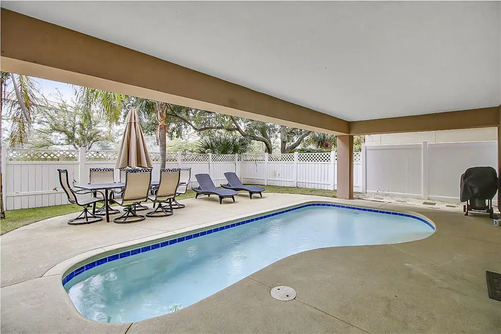 Dog-friendly home with private pool, WiFi, W/D & central AC - snowbird-friendly