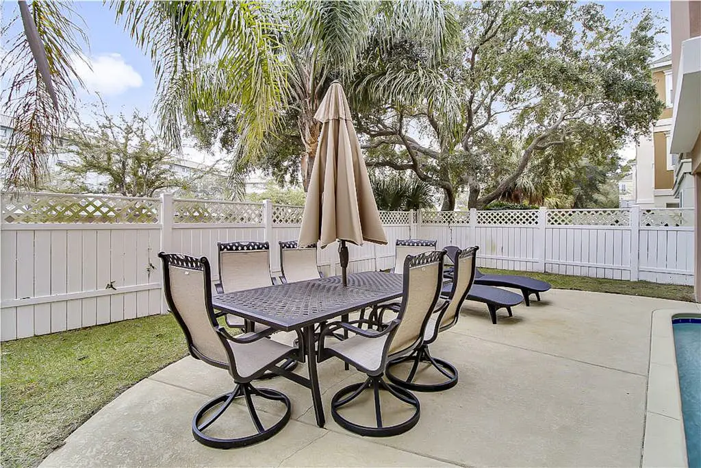 Dog-friendly home with private pool, WiFi, W/D & central AC - snowbird-friendly