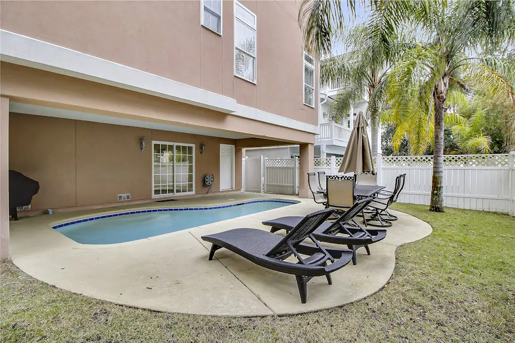 Dog-friendly home with private pool, WiFi, W/D & central AC - snowbird-friendly
