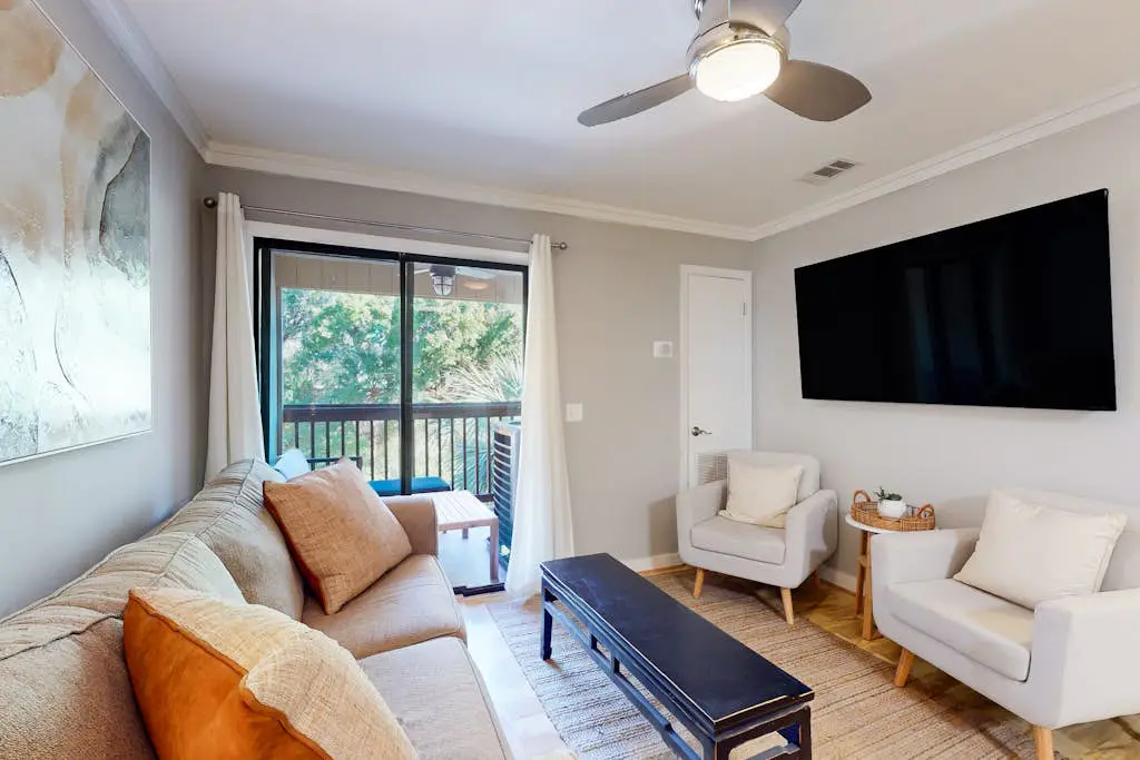 Third-floor condo with pool access, fast WiFi, & washer/dryer - close to beach